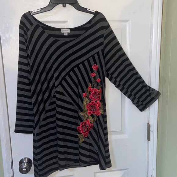 Avenue Tops - Avenue black and grey stripe floral top size 14/16